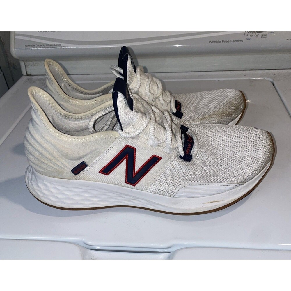 New Balance Mens ROAV White Running Shoes, Size: 11